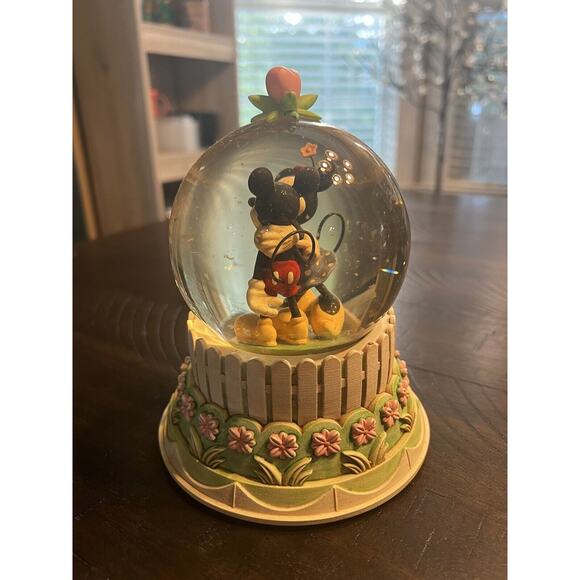 Hallmark Disney A Kiss For Mickey Minnie Wonders Within Collection Snow Globe - Picture 16 of 16